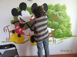Peinture acrylique sur un mur, Mickey et Minnie assis sur un banc